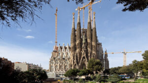 Vista da Sagrada Família, parada obrigatória entre os passeios em Barcelona  por ser o monumento mais famoso da cidade