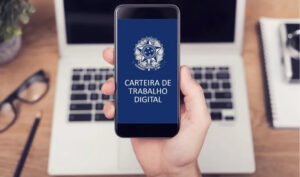 Imagem de um computador e um celular com a tela inicial do aplicativo para como insere a senha da Carteira de Trabalho Digital