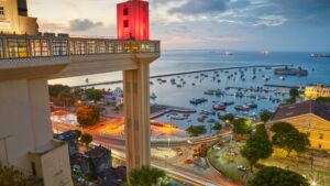 Vista do Elevador Lacerda em Salvador. Uma das cidades das belas cidades brasileiras para planejar sua viagem